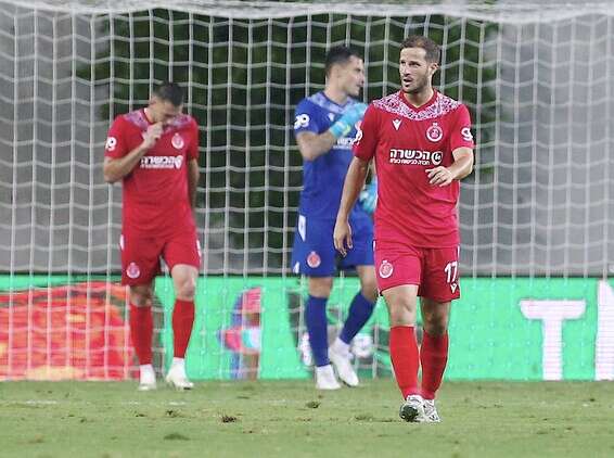 במדי הפועל ת"א. "אמרתי לקלינגר שאני רוצה לעזוב" // צילום: אלן שיבר